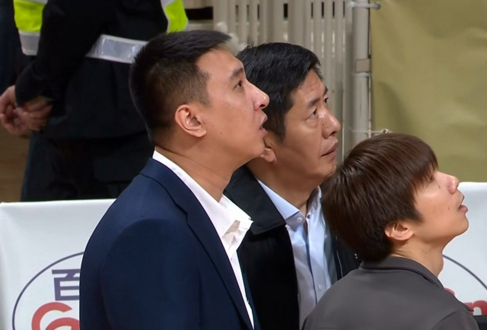 包含费德勒回归首秀大放异彩，浓眉主场球迷高呼名字的词条
